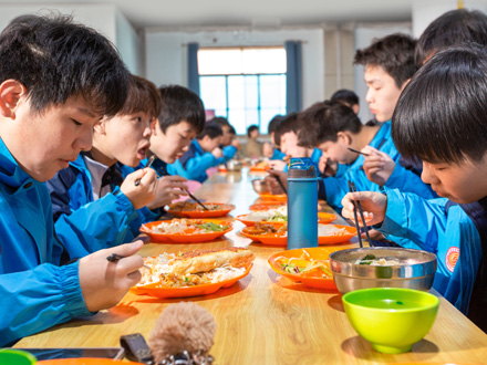 长武学生用餐