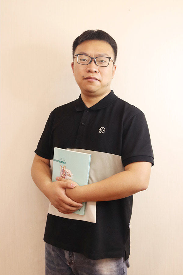 长武杨斌 本科学历，毕业于西安航空学院